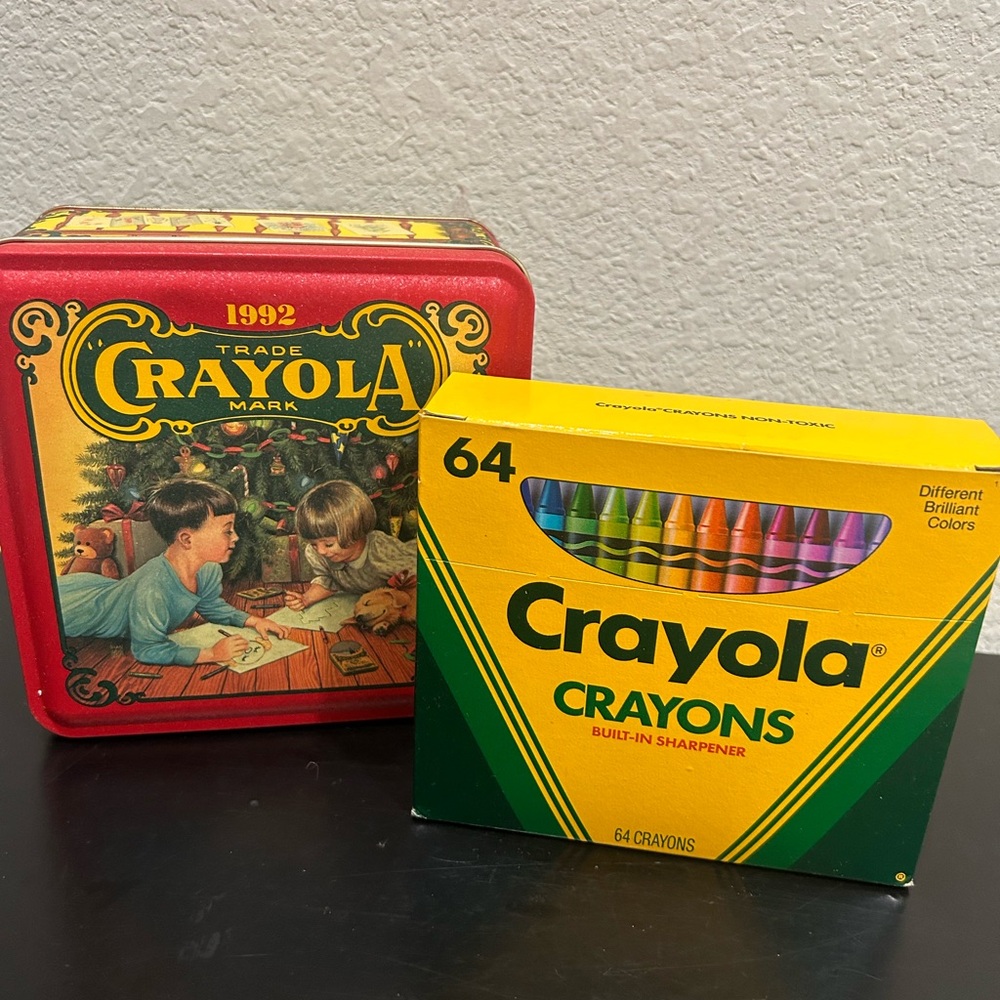 NEW 1992 VTG Christmas Crayola 64-Count Tin with crayon box with sharpener